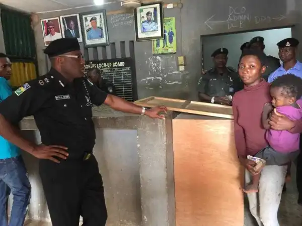 Lagos Police commissioner releasesnursing mother who stole plantain; gives her N10,000 (photos)